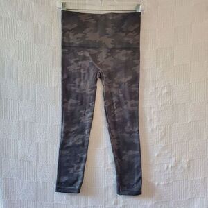 Spanx Look At Me Now Camo Leggings Womens Medium Cropped Nylon Blend‎